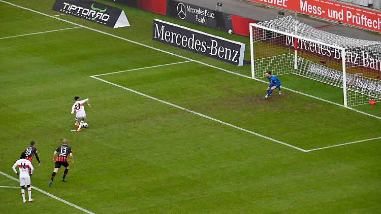 Zum 1:0 per Strafstoß: Nicolas Gonzalez vom VfB Stuttgart ließ am vergangenen Wochenende Frankfurts Torwart Kevin Trapp keine Chance.