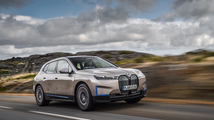 Mit dem iX will BMW ab November 2021 konsequent das vollelektrische Zeitalter der Marke einläuten.