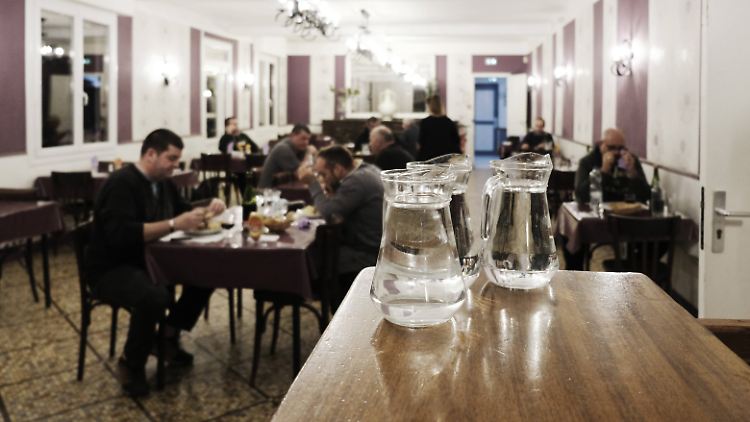Laut Studie ist das Risiko einer Corona-Infektion in Restaurants wesentlich geringer, wenn sie nur zu einem Fünftel besetzt sind.