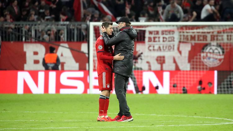 Lewandowski, nun Stürmer beim FC Bayern, mit seinem Ex-Coach Jürgen Klopp, der jetzt den FC Liverpool betreut.