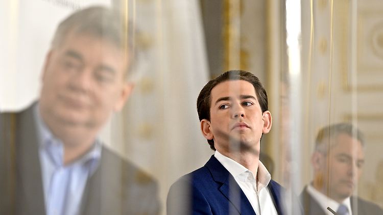 Will mit "allen Mitteln" gegen Islamisten vorgehen: Österreichs Bundeskanzler Kurz in Wien. Hinter Plexiglas: Vizekanzler Kogler von den Grünen (l.) und Innenminister Nehammer (r.).