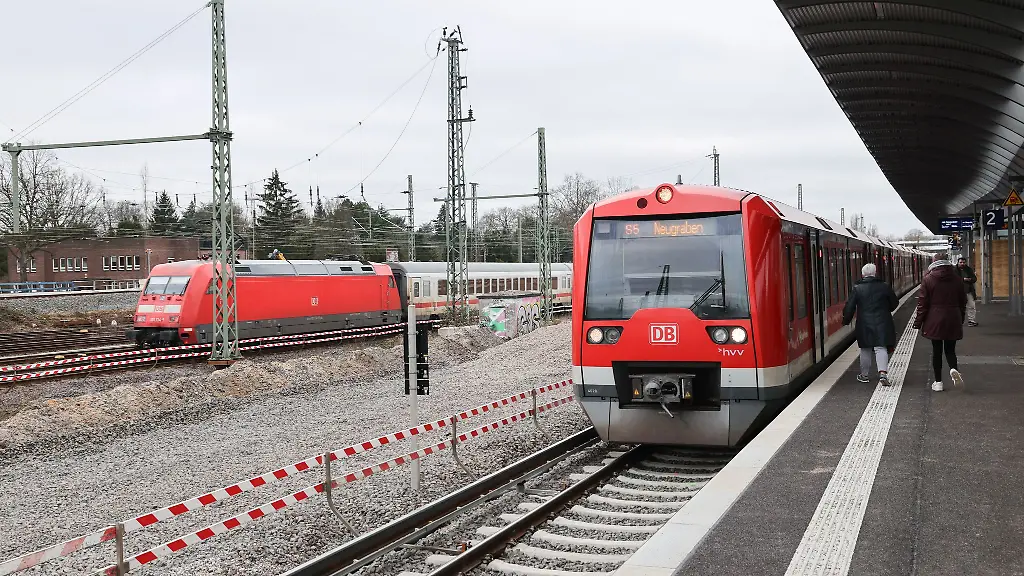 In-den-Hamburger-Schulferien-will-die-Deutsche-Bahn-mit-dem-Bau-eines-neuen-Fernbahnsteigs-am-Diebsteich-beginnen
