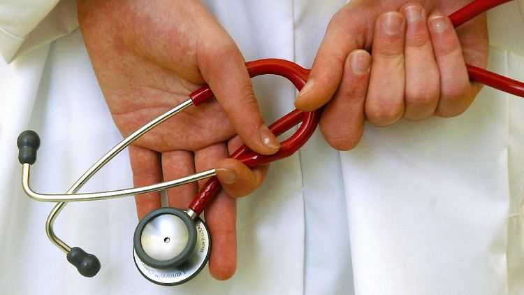 Meinungsfreiheit ja, Patientengefährdung nein: Corona-Skeptiker unter den Berliner Ärzten müssen mit Bußgeldern rechnen.