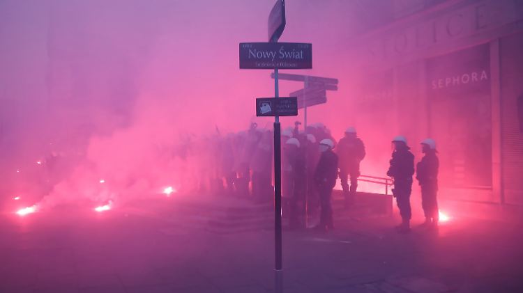 Einige Demoteilnehmer bewarfen Polizisten mit Steinen und Feuerwerkskörpern.