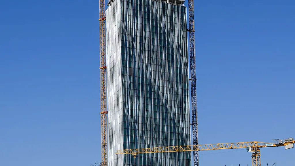 Der-Rohbau-des-Estrel-Towers-ist-fertig