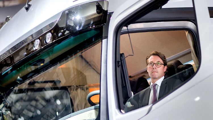Scheuer auf der IAA in einem Mercedes-Benz Actros. (Archivbild)