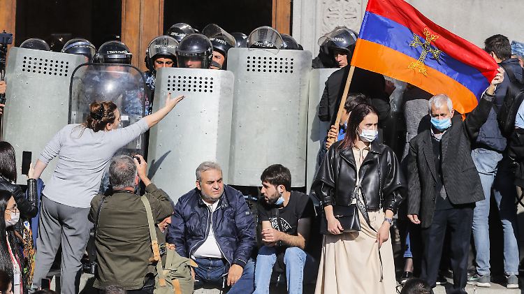 Demonstranten fordern den Rücktritt des armenischen Regierungschefs Paschinjan.