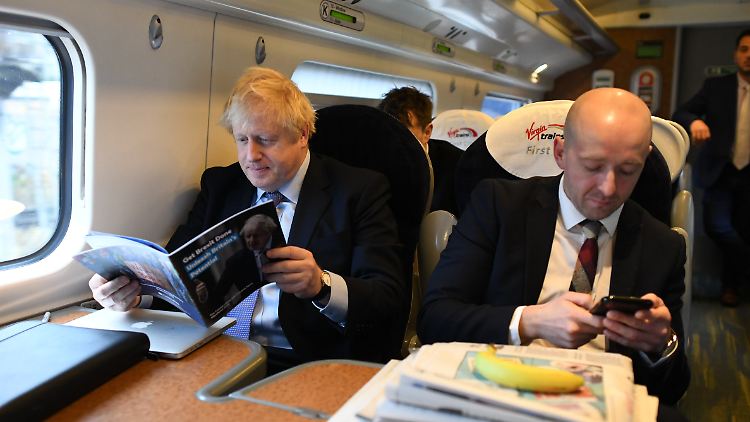 Cain und Johnson bei einer Bahnfahrt im vergangenen Jahr. Angeblich soll Johnsons Verlobte die Beförderung des Kommunikationschefs torpediert haben.