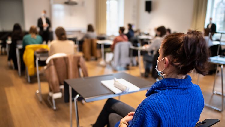 Lernen im Klassenraum - für die allermeisten Schüler geht der Unterricht in den Schulen weiter.