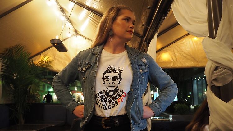 Alena Bogar fühlt sich wegen "Fems for Dems" stärker, sagt sie. Auf ihrem T-Shirt ist die liberale Ikone Ruth Bader Ginsburg zu sehen.