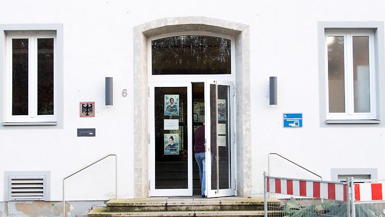 Die Täter bohrten ein Loch in die Tresorwand des Zollamts in Emmerich am Niederrhein.