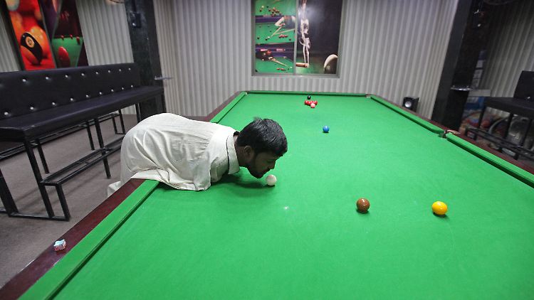 Muhammad Ikram spielt Snooker mit dem Kinn, weil er keine Arme hat.