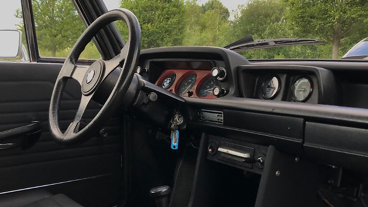 Mit heutigem Blick wirkt das Innenleben des BMW 2002 Turbo absolut puristisch. Eben genau so, wie es sich für einen Sportler gehört.
