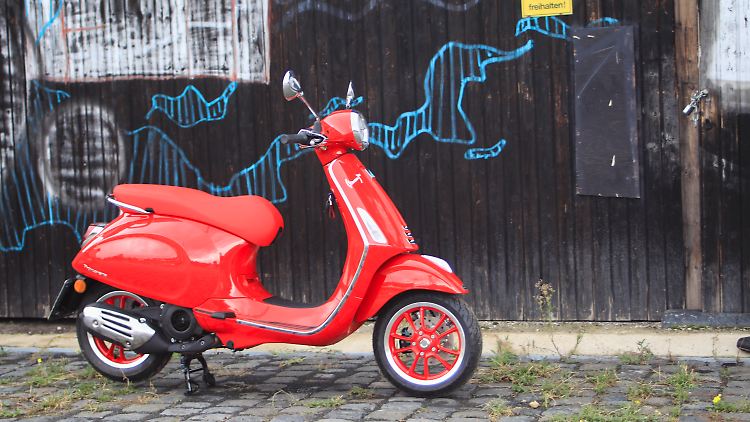 Mit dem Red-Label verweist Vespa darauf, dass man beim Kauf der Primavera 125 Red auch etwas Gutes tut.