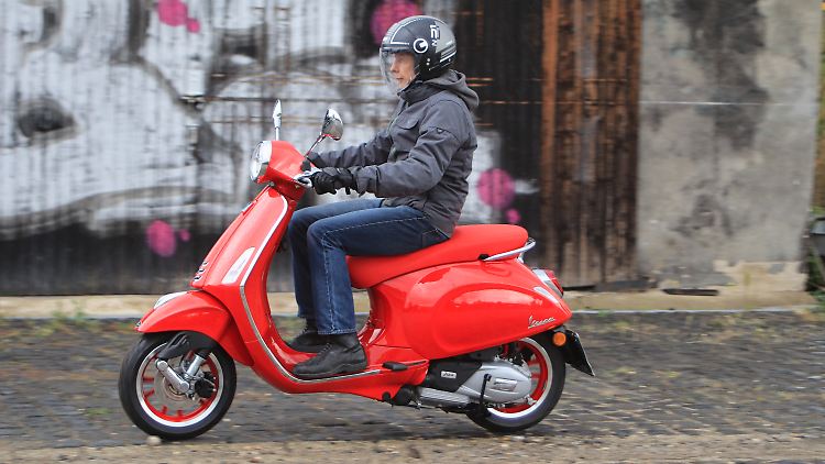 Die Vespa Primavera 125 Red fällt nicht nur auf, sie schwimmt auch ganz famos im Stadtverkehr mit.