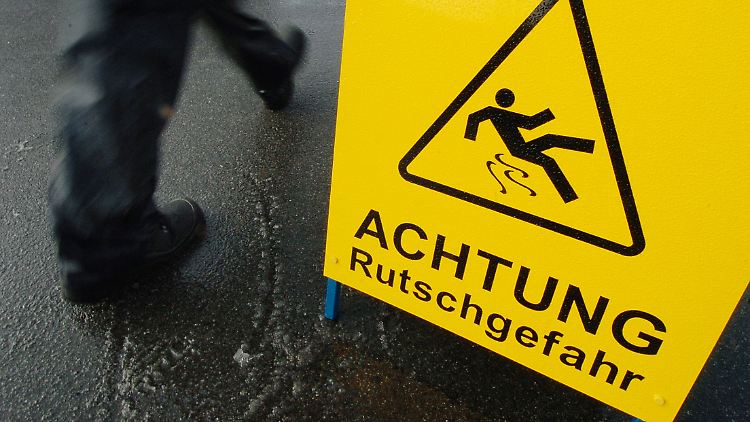 Ein Schild aufstellen reicht nicht: Hausbesitzer müssen streuen.