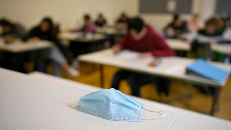 Der Berliner Lehrer behauptet, Masken seien unnötig, da Corona gar nicht existiere.