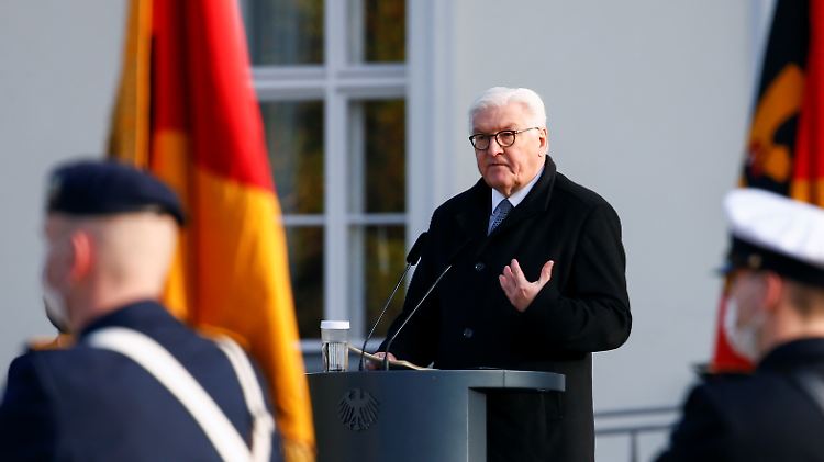 Steinmeier mahnt, dass für bessere Beziehungen zu den USA auch Deutschlands Militärausgaben steigen müssten. 