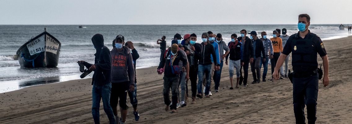 Von Samstag bis Montagmorgen kamen mehr als 2200 Menschen auf den spanischen Kanaren westlich von Afrika an.