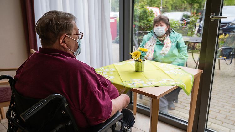 Steigen die Fallzahlen in der Region oder gibt es einen Ausbruch im Heim, können die Besuche stark begrenzt oder ganz untersagt werden.