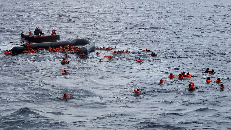 Erst am Mittwoch hatten private spanische Helfer mehr als 110 Migranten vor Libyen aus Seenot gerettet.