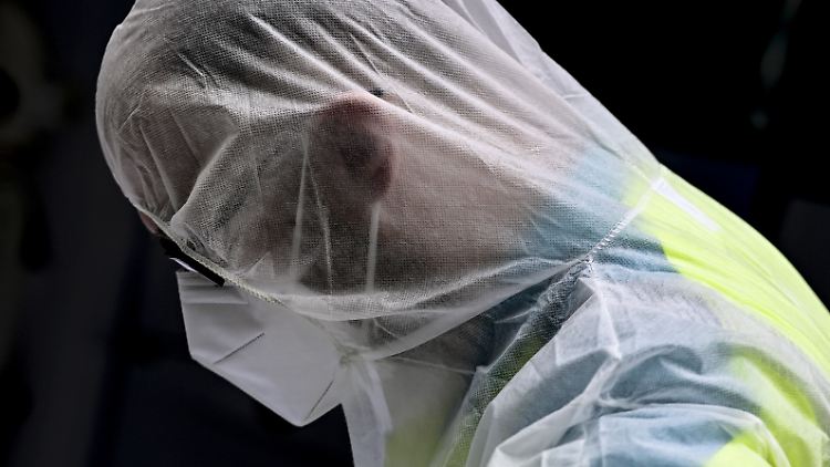 Viele Pflegerinnen und Pfleger brennen aus und hören nach nur wenigen Jahren im Beruf auf.