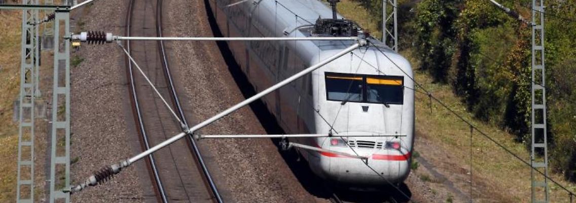 Ein Zug der Deutschen Bahn fährt auf Gleisen. Foto: Uli Deck/dpa/Archivbild