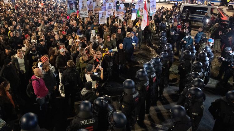 Nach der "Querdenken"-Demo hatte es am Samstag gewalttätige Ausschreitungen gegeben.