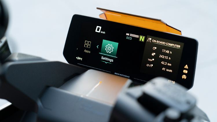 Vor dem Display im Cockpit befindet sich am CE 04 eine induktive Ladestation für das Smartphone.