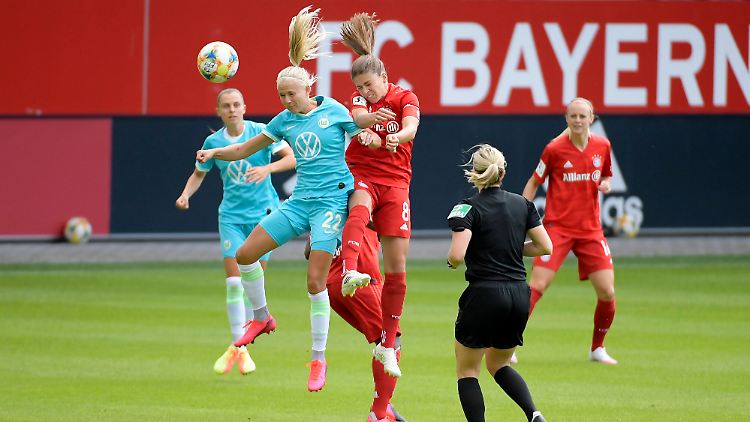 Die nach England gewechselte Pernille Harder (links) kann dem VfL Wolfsburg gegen Tabellenführer Bayern München nun nicht mehr helfen.