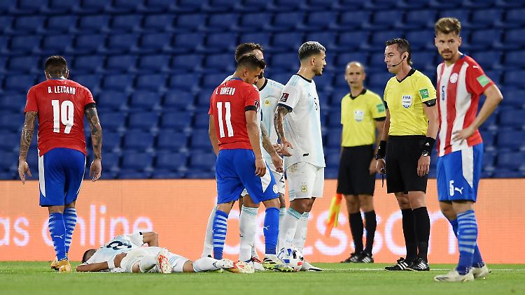 Exequiel Palacios liegt schwer verletzt am Boden, Angel Romero (Nummer 11) ist darüber offenbar nur mäßig entsetzt.