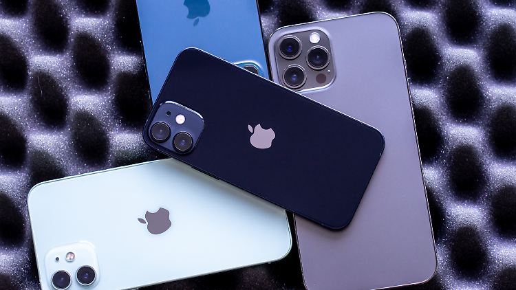 Das iPhone 12 mini auf seinen drei größeren Brüdern.