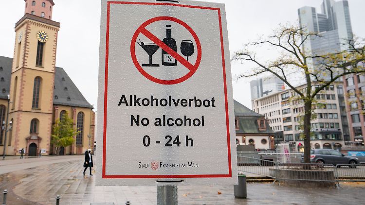In Frankfurt am Main gilt seit Anfang November ein Alkoholverbot auf öffentlichen Plätzen.