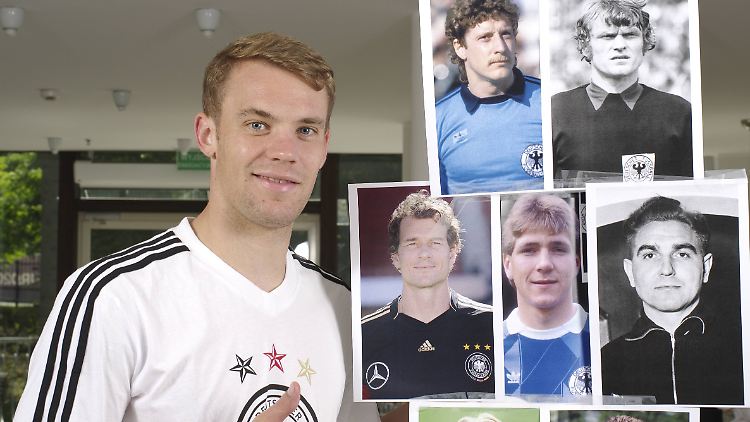 Neuer posierte 2012 vor einer Aufstellung einiger seiner Vorgänger.