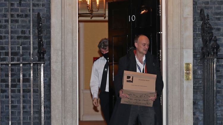 Dominic Cummings verlässt die 10 Downing Street, den britischen Regierungssitz.