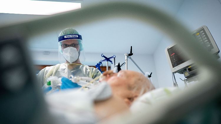 Covid-19-Patient auf der Intensivstation des Krankenhauses Bethel Berlin: Der Mann liegt im künstlichen Koma und wird beatmet.