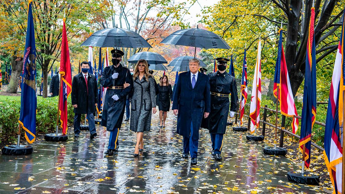 Kein Pas de deux: US-Präsident Trump und First Lady Melania halten Abstand.
