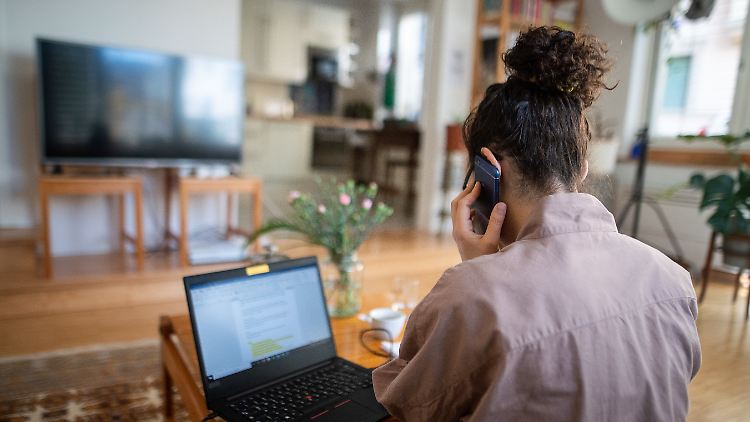 Arbeitnehmer bewerten ihre Produktivität im Homeoffice viel positiver als die Arbeitgeber.