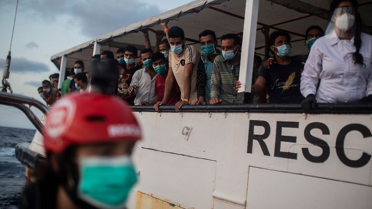 Das Rettungsschiff von "Open Arms" ist jetzt in Italien angekommen.