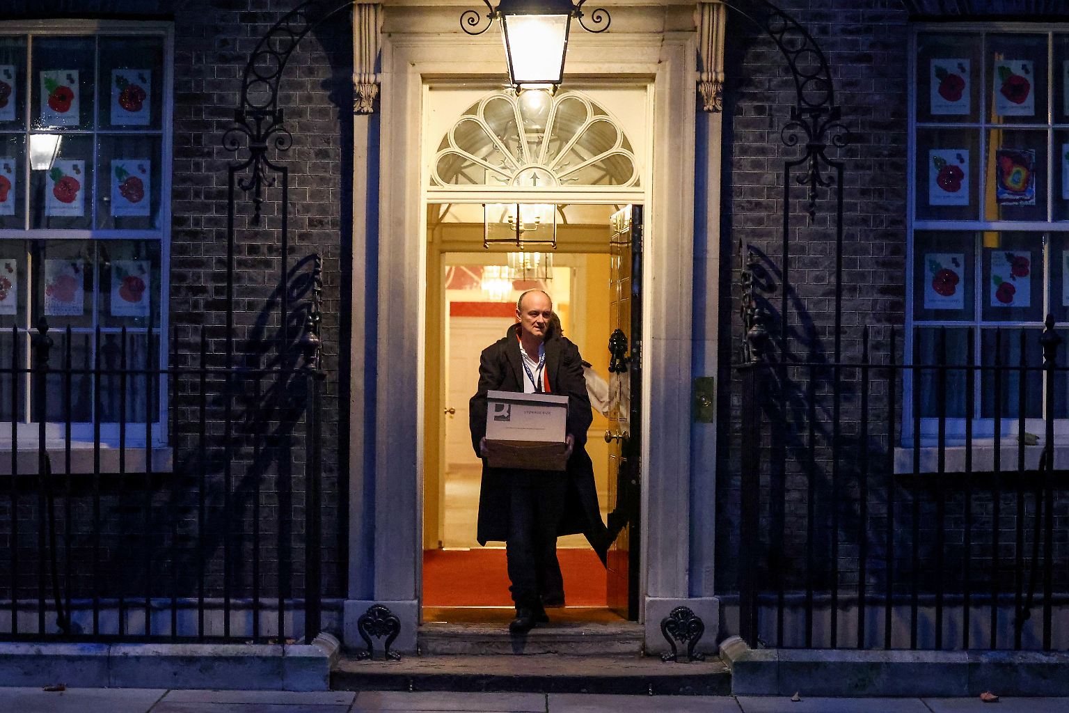 Der einflussreiche britische Regierungsberater Dominic Cummings verlässt am Abend des 13. November 2020 mit einem großen Pappkarton in den Händen die Downing Street. Er werde seinen Posten mit sofortiger Wirkung verlassen, schreibt die BBC.