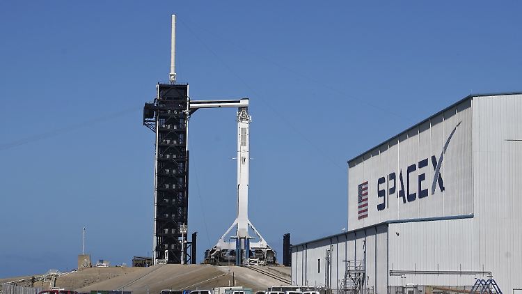 Die "Crew Dragon" soll mithilfe einer "Falcon 9"-Rakete vom Weltraumbahnhof Cape Canaveral im US-Bundesstaat Florida abheben und einige Stunden später an der ISS andocken.