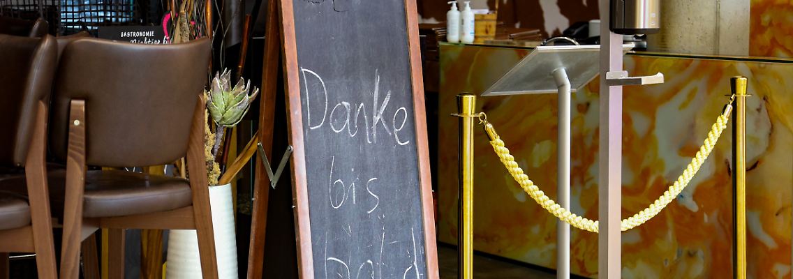 Offen bleiben Geschäfte für die Deckung des täglichen Bedarfs, etwa Supermärkte, Drogerien, Apotheken und Banken.