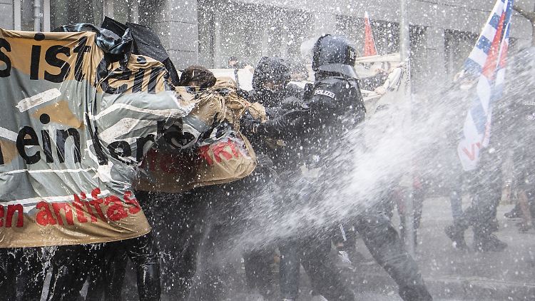 Bei der "Querdenker"-Demo in Frankfurt holte die Polizei vereinzelt auch Schlagstöcke raus.