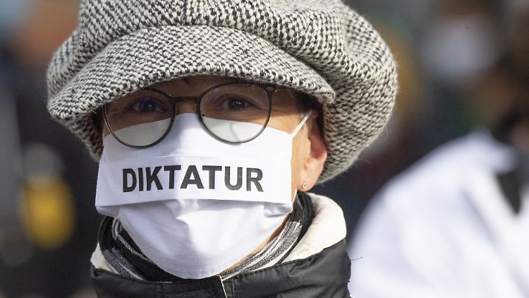 Diese Frankfurter Querdenkerin beugte sich der "Corona-Diktatur" und setzte eine Maske auf.