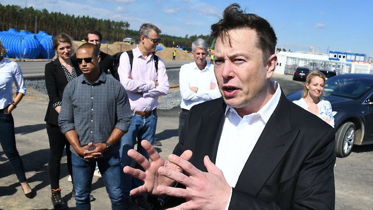 Musk traut den Corona-Tests nicht. "Irgendetwas extrem Betrügerisches geht hier vor," twitterte der Tesla-Chef.