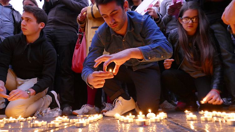 Das Pariser Szeneviertel rund um den Musikclub Bataclan wurde in den Tagen nach dem Terroranschlag vom 13. November 2015 zu einem Ort der Trauer.