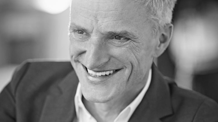 Marc Blöbaum ist auch Autor für den ARD-Tatort und schrieb unter anderem das Drehbuch für den Kinofilm "Sein letztes Rennen" mit Dieter Hallervorden und Heike Makatsch. "Meinen Hass bekommt Ihr nicht" erhielt die goldene "Lola", den Bundesfilmpreis, für das beste noch unverfilmte Drehbuch.