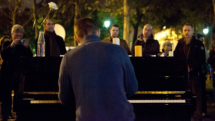 Jemand hatte in den Tagen nach dem Anschlag ein Klavier auf dem Platz vor dem Bataclan aufgestellt. Immer mal wieder erklang dort Musik.