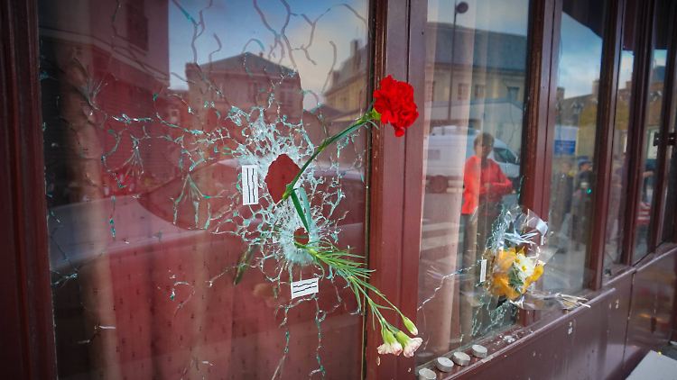 Einschusslöcher in dem Pariser Szeneviertel, in dem Islamisten 130 Menschen erschossen hatten.
