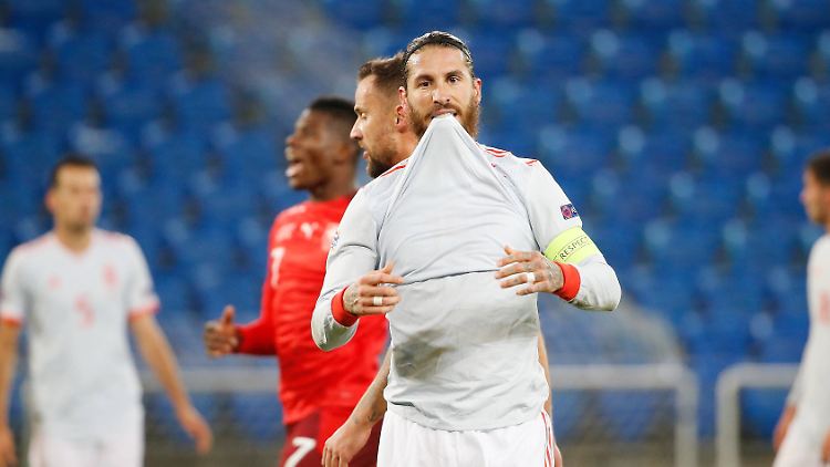 Ein bitterer Abend für Sergio Ramos: Der Rekordmann scheitert zweimal vom Elfmeterpunkt und seine Spanier verlieren die Tabellenführung in ihrer Nations-League-Gruppe.